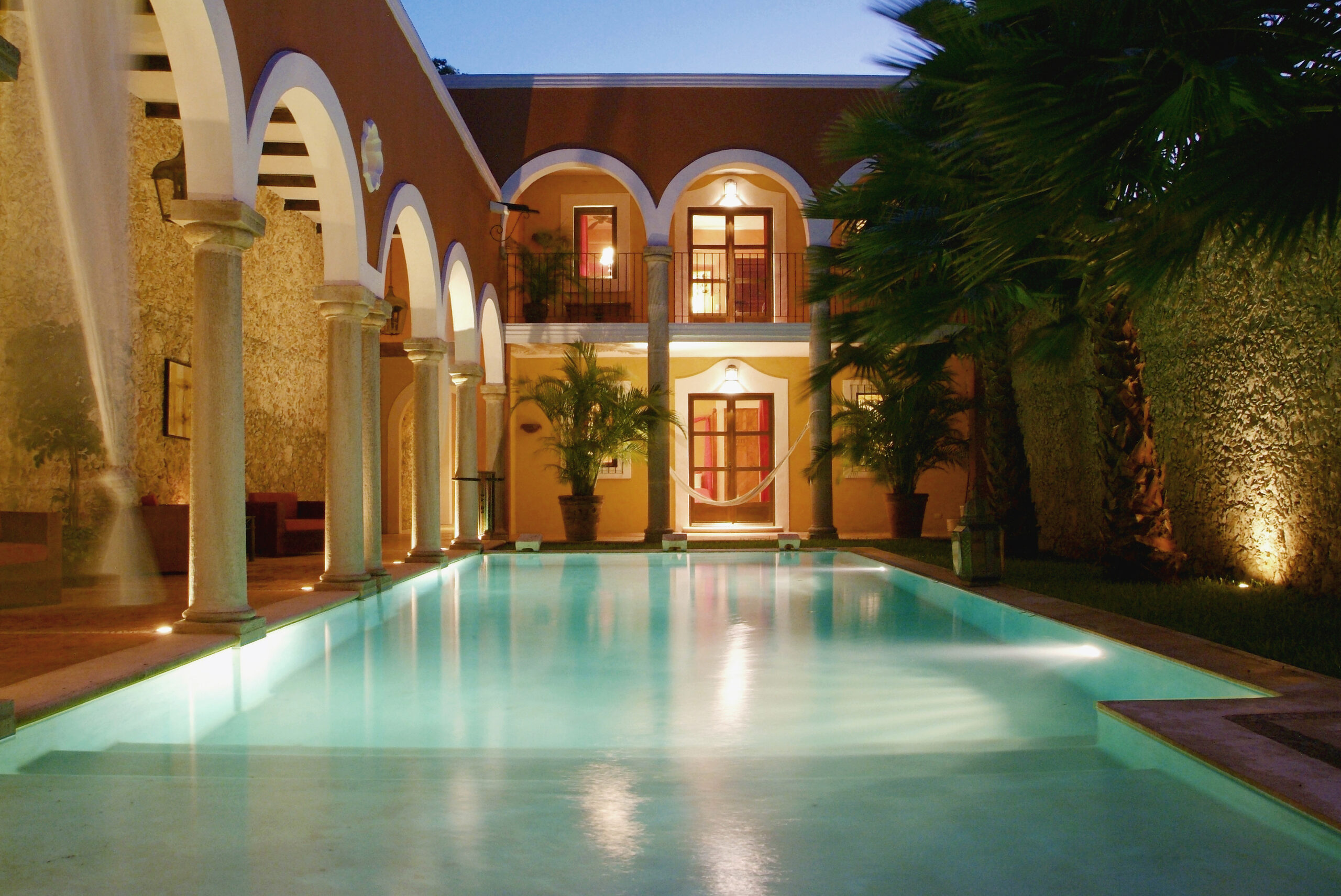 Alberca y mansión al atardecer, Hotel Hacienda Mérida
