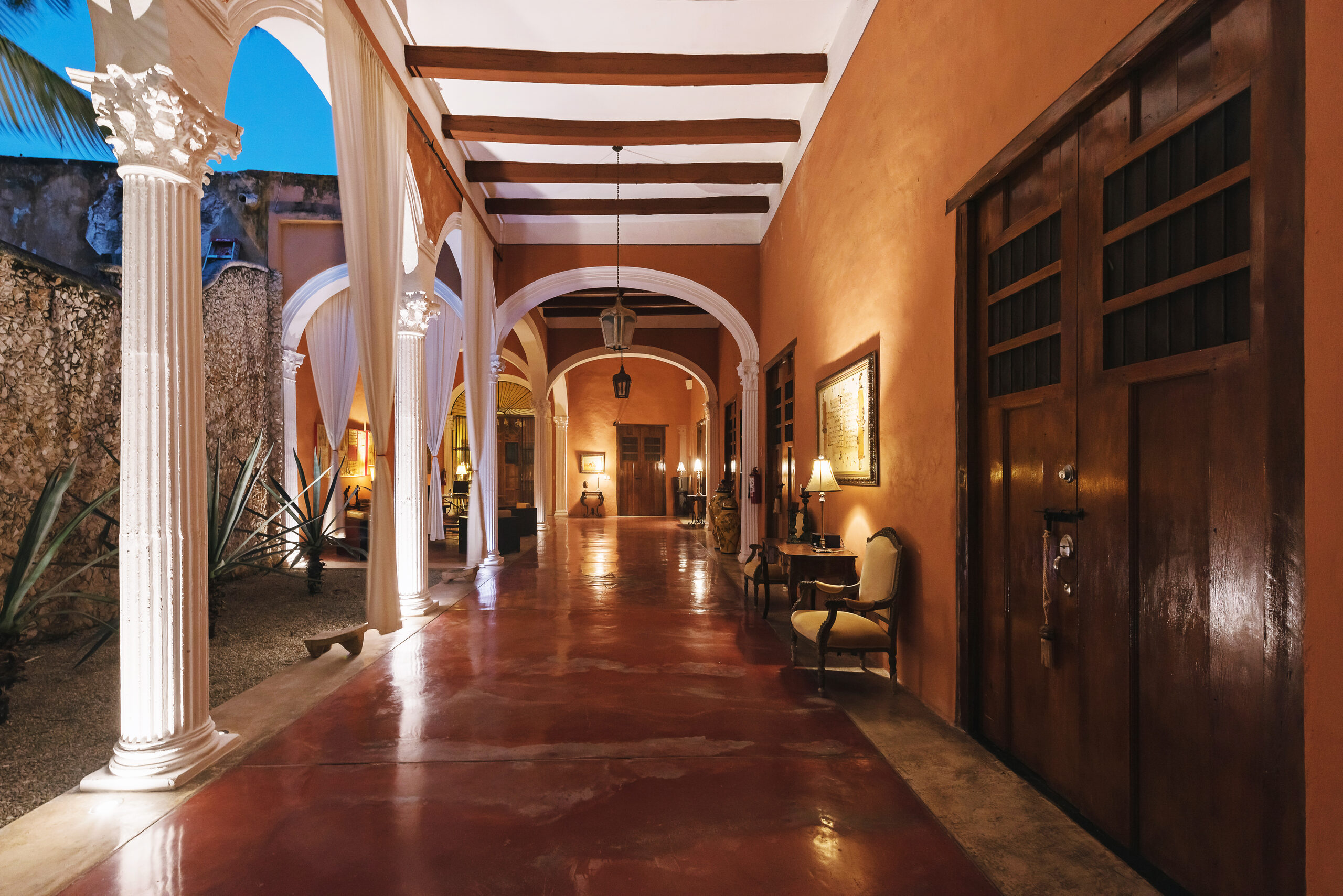 Arcada con columnas de noche, Hotel Hacienda VIP