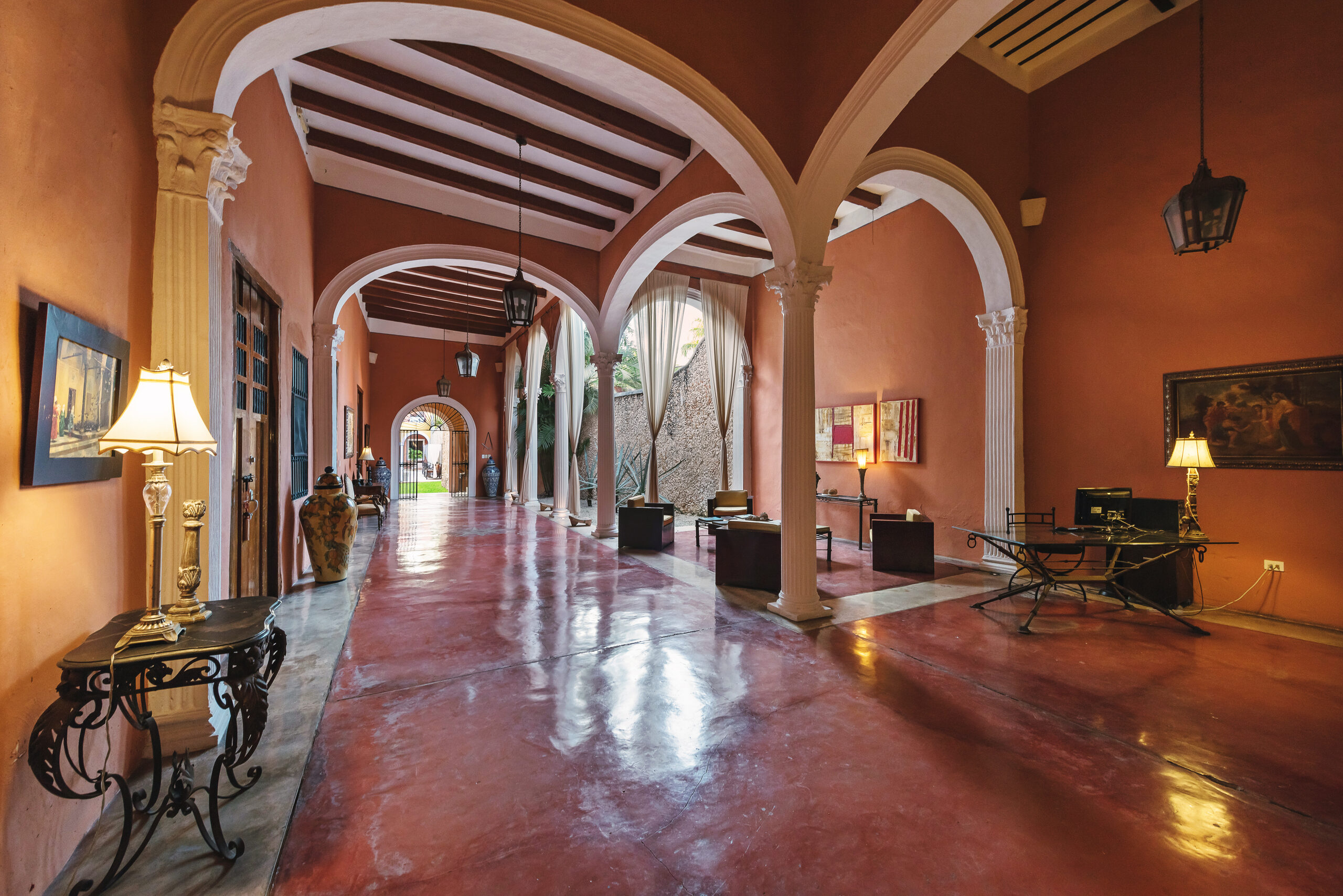 Gran salón con columnata, Hotel Hacienda VIP